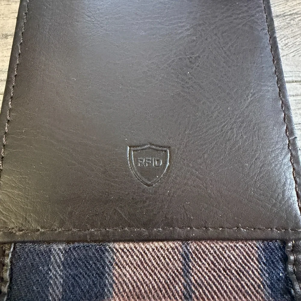 Columbia Leather Wallet Mens RFID-blocking Bi-fold ID‎ Window NEW Magnetic Close